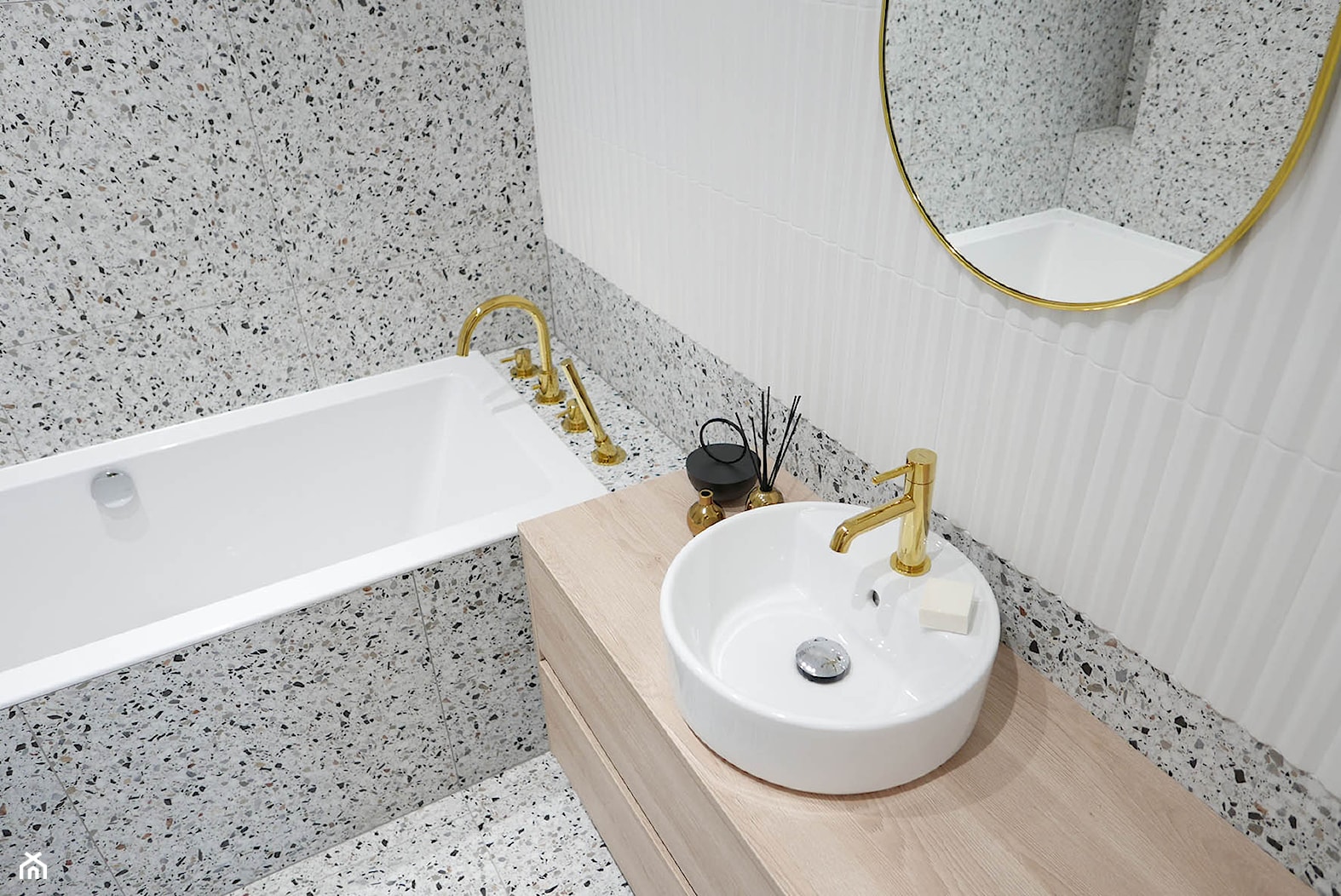 Złote akcenty w łazience - zdjęcie od Archomega Biuro Architektoniczne - Homebook