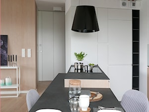 KONKURS - mieszkanie z kuchnią pod schodami - Średnia otwarta z kamiennym blatem beżowa biała brązowa z zabudowaną lodówką kuchnia w kształcie litery l, styl skandynawski - zdjęcie od Archomega Biuro Architektoniczne