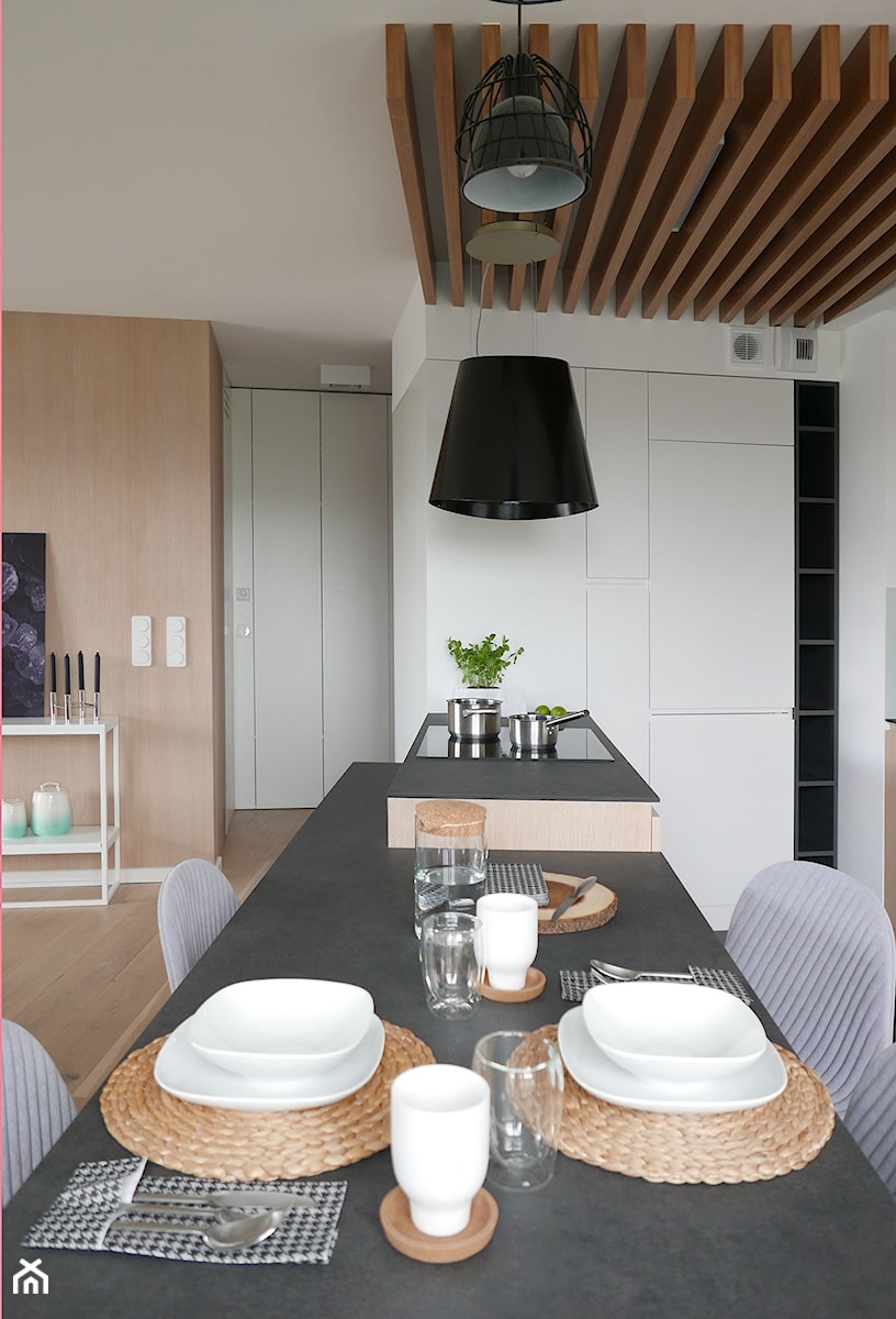 KONKURS - mieszkanie z kuchnią pod schodami - Średnia otwarta z kamiennym blatem beżowa biała brązowa z zabudowaną lodówką kuchnia w kształcie litery l, styl skandynawski - zdjęcie od Archomega Biuro Architektoniczne