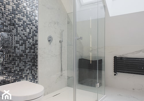 Projekt wnętrz w stylu glamour domu jednorodzinnego w Krynicy Zdrój - Średnia na poddaszu z marmurową podłogą łazienka z oknem, styl glamour - zdjęcie od PRØJEKTYW | Architektura Wnętrz & Design