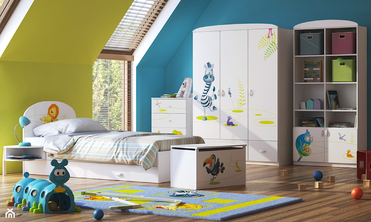 biała szafa z ilustracjami z bajek, pokój dziecka na poddaszu, niebieska ściana, zielona ściana, metalowa lampka nocna