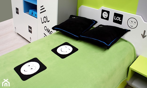 białe meble z czarnymi ilustracjami do pokoju dziecka