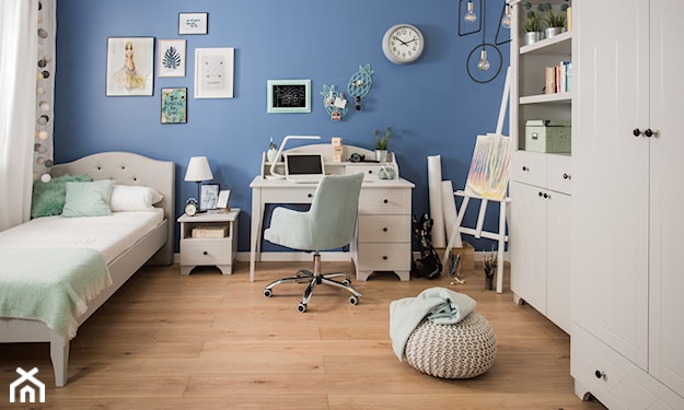 pokój dziecka w stylu skandynawskim, białe meble w pokoju dziecka, białe biurko, biała szafa, biały regał