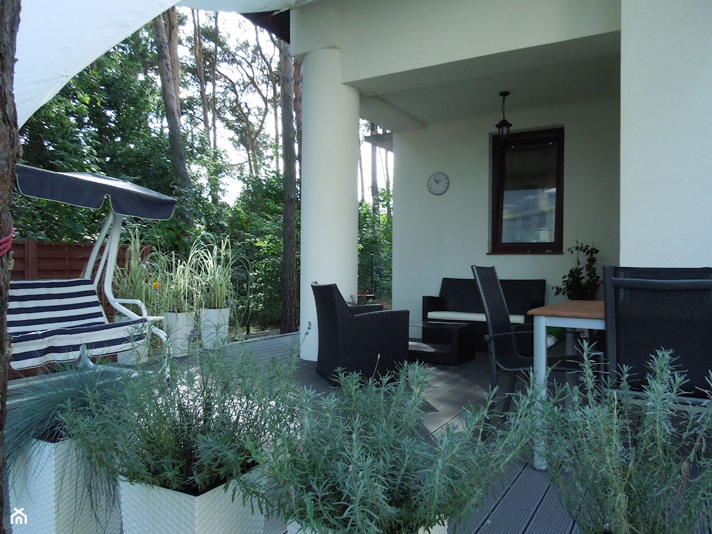 Średni z podłogą z desek z meblami ogrodowymi z huśtawką taras z tyłu domu - zdjęcie od Timberline - skład fabryczny TWINSON - Homebook