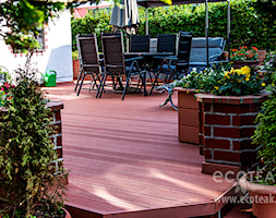 Tarasy - Średni z podłogą z desek z meblami ogrodowymi taras z tyłu domu - zdjęcie od EkoTeak - Homebook