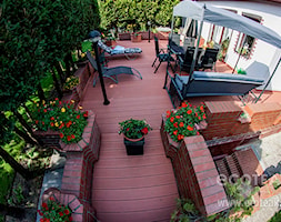 Tarasy - Duży z podłogą z desek z meblami ogrodowymi z donicami na kwiaty taras z tyłu domu - zdjęcie od EkoTeak - Homebook