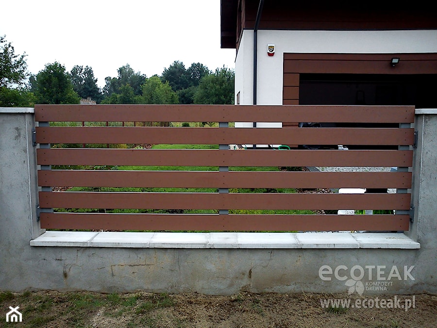 Ogrodzenie klasyczne z Kompozytu Drewna EcoTeak - zdjęcie od EkoTeak