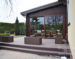 Tarasy - Duży z podłogą z desek z meblami ogrodowymi taras z tyłu domu - zdjęcie od EkoTeak - Homebook