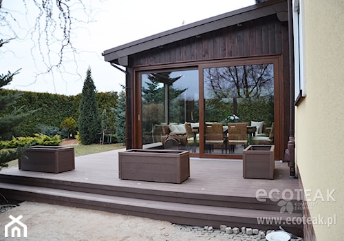 Tarasy - Duży z podłogą z desek z meblami ogrodowymi taras z tyłu domu - zdjęcie od EkoTeak