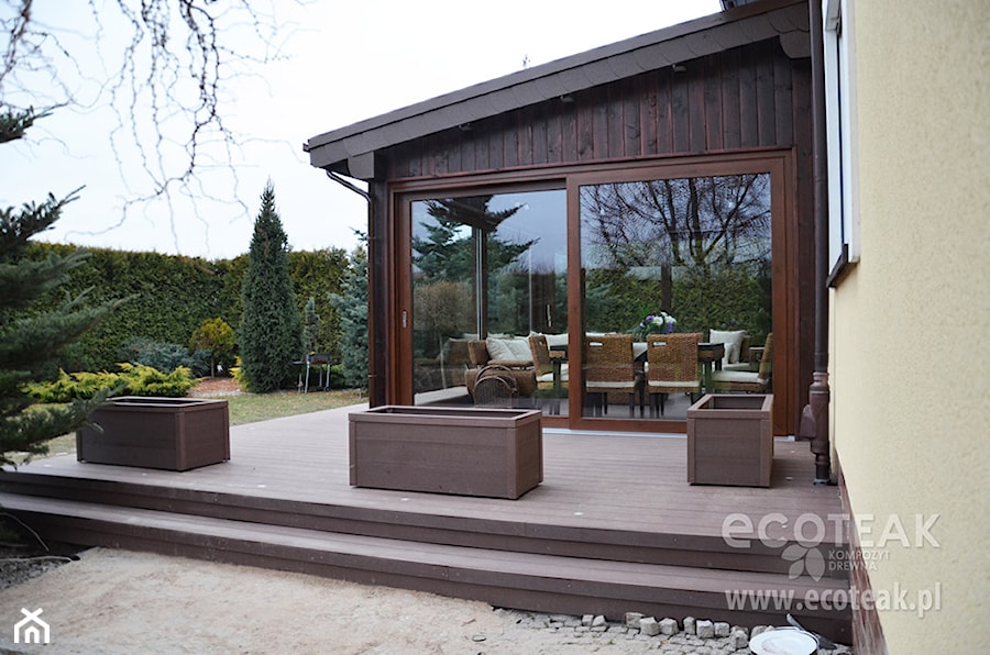 Tarasy - Duży z podłogą z desek z meblami ogrodowymi taras z tyłu domu - zdjęcie od EkoTeak