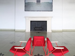 Minimalistyczne wnętrze z czerwonym akcentem - zdjęcie od Le Pukka concept store