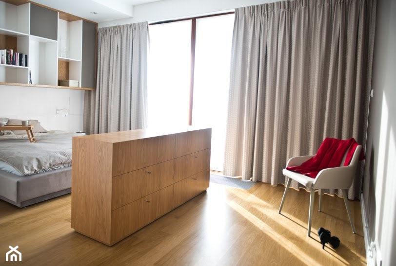 Minimalistyczna sypialnia w ciepłych barwach - zdjęcie od Le Pukka concept store