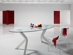 Jadalnia z nowoczesnymi, szklanymi stołami