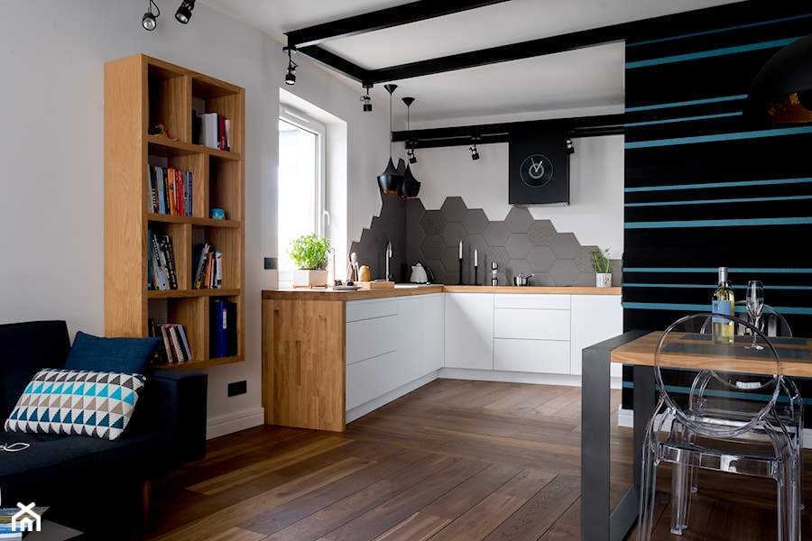 Nowoczesna jadalnia z kuchnią z elementami drewna i stali - zdjęcie od Le Pukka concept store