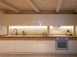 Miodowa - Średnia otwarta z salonem z zabudowaną lodówką z nablatowym zlewozmywakiem kuchnia jednorzędowa, styl skandynawski - zdjęcie od goryjewska.górnisiewicz
