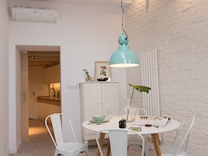 Mała biała szara jadalnia jako osobne pomieszczenie, styl skandynawski - zdjęcie od goryjewska.górnisiewicz