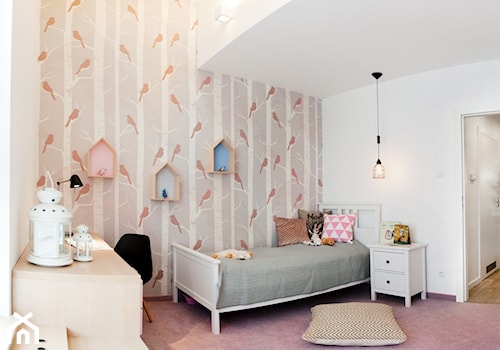Śliwkowa - Średni biały szary pokój dziecka dla nastolatka dla dziewczynki, styl skandynawski - zdjęcie od goryjewska.górnisiewicz