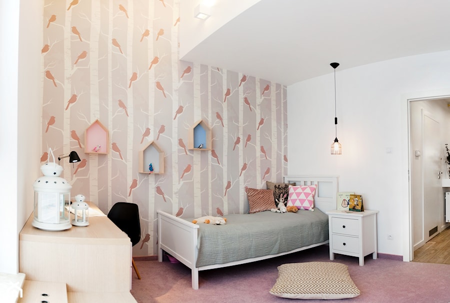 Śliwkowa - Średni biały szary pokój dziecka dla nastolatka dla dziewczynki, styl skandynawski - zdjęcie od goryjewska.górnisiewicz