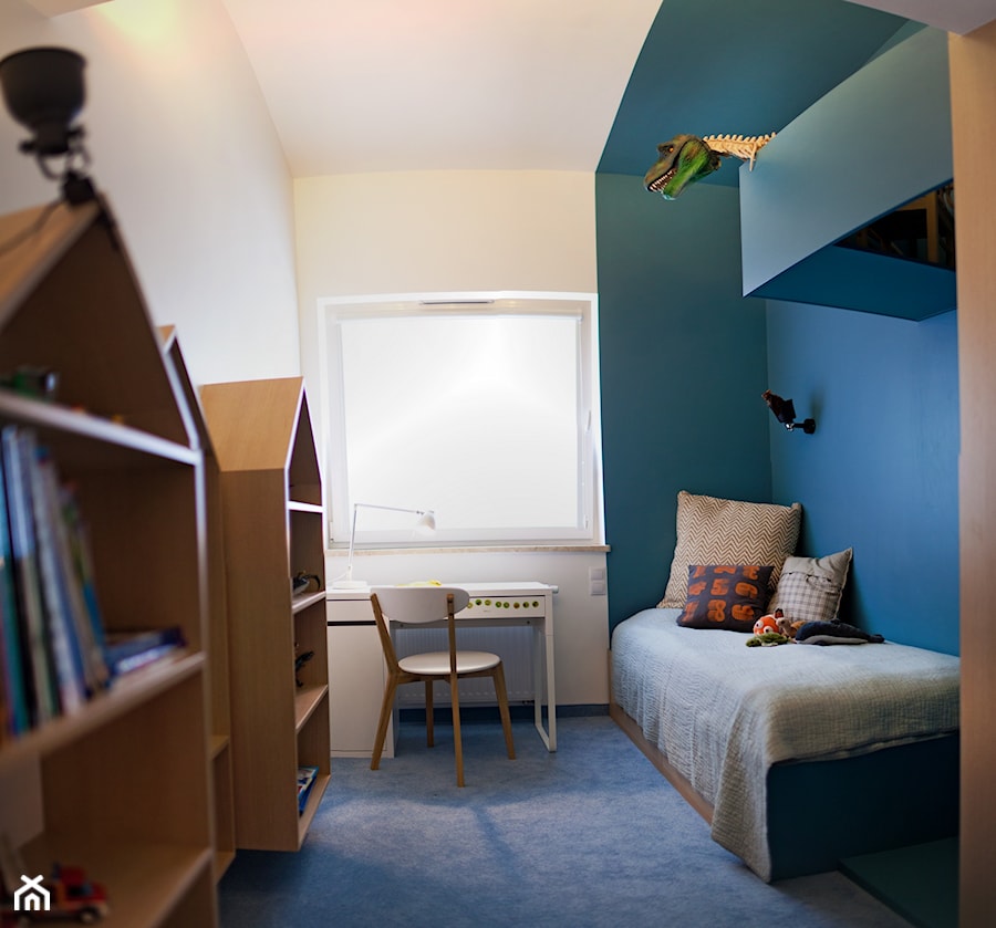 Śliwkowa - Mały biały niebieski pokój dziecka dla nastolatka dla chłopca dla dziewczynki, styl skandynawski - zdjęcie od goryjewska.górnisiewicz