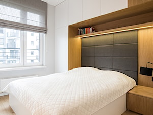 małe nowoczesne mieszkanie - Mała biała sypialnia, styl nowoczesny - zdjęcie od Art of Home