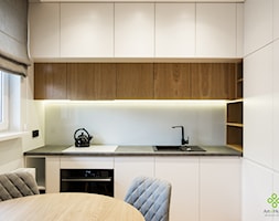małe nowoczesne mieszkanie - Mała otwarta z salonem z kamiennym blatem biała szara z zabudowaną lodó ... - zdjęcie od Art of Home - Homebook