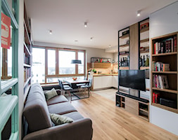 przytulne mieszkanie - Średni biały szary salon z kuchnią z jadalnią z tarasem / balkonem z bibilote ... - zdjęcie od Art of Home - Homebook