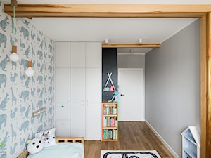 przytulne mieszkanie - Mały biały czarny szary niebieski pokój dziecka dla dziecka dla chłopca, styl skandynawski - zdjęcie od Art of Home