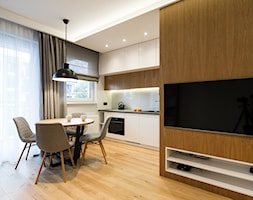 małe nowoczesne mieszkanie - Średnia otwarta z kamiennym blatem biała z zabudowaną lodówką kuchnia w ... - zdjęcie od Art of Home - Homebook