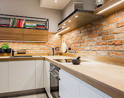 przytulne mieszkanie - Mała zamknięta szara z zabudowaną lodówką z nablatowym zlewozmywakiem kuchni ... - zdjęcie od Art of Home - Homebook