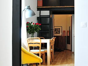 mieszkanie w starej kamienicy - Mały biały czarny salon, styl industrialny - zdjęcie od Art of Home