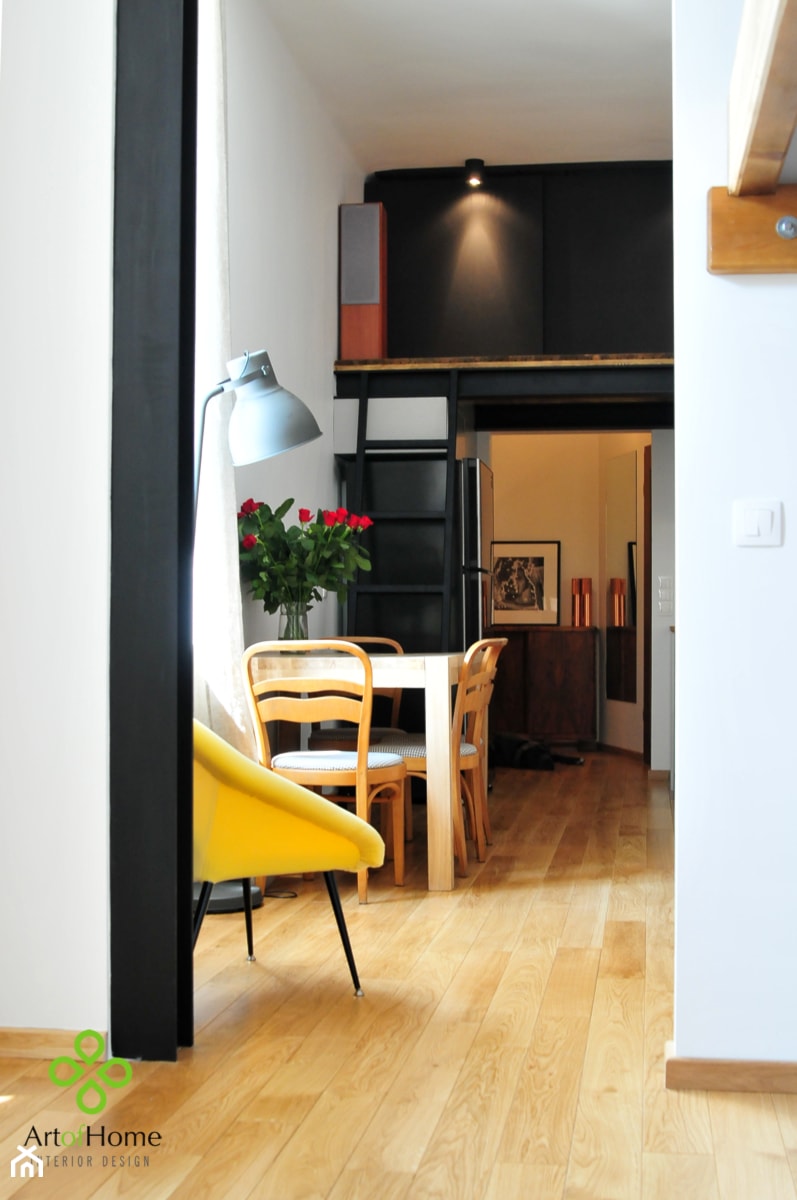 mieszkanie w starej kamienicy - Mały biały czarny salon, styl industrialny - zdjęcie od Art of Home