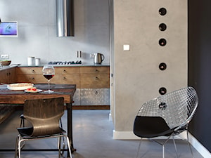 kuchnia drewno/beton - Średnia otwarta z kamiennym blatem szara z zabudowaną lodówką z lodówką wolnostojącą kuchnia w kształcie litery g z oknem, styl industrialny - zdjęcie od Art of Home