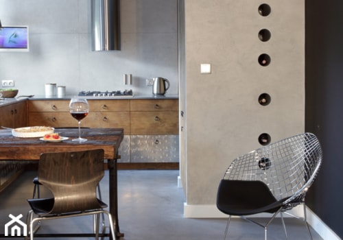 kuchnia drewno/beton - Średnia otwarta z kamiennym blatem szara z zabudowaną lodówką z lodówką wolnostojącą kuchnia w kształcie litery g z oknem, styl industrialny - zdjęcie od Art of Home
