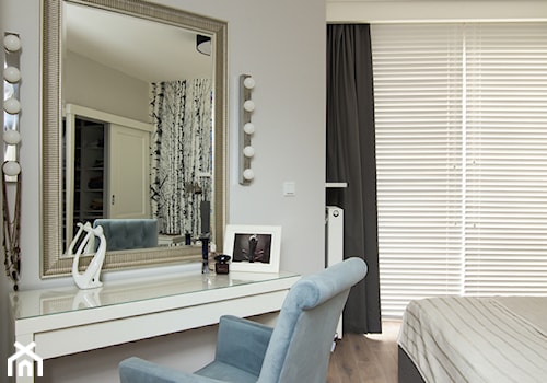 eksluzywne mieszkanie w Warszawie - Duża szara sypialnia z balkonem / tarasem, styl nowoczesny - zdjęcie od Art of Home