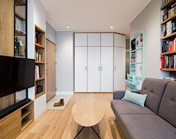 przytulne mieszkanie - Średni biały szary salon z bibiloteczką, styl industrialny - zdjęcie od Art of Home - Homebook