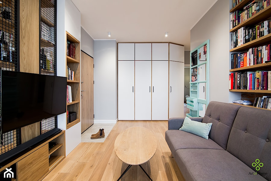 przytulne mieszkanie - Średni biały szary salon z bibiloteczką, styl industrialny - zdjęcie od Art of Home