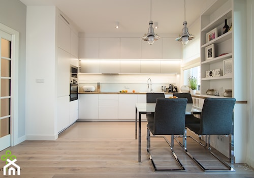 eksluzywne mieszkanie w Warszawie - Średnia otwarta biała z zabudowaną lodówką kuchnia w kształcie litery l, styl skandynawski - zdjęcie od Art of Home