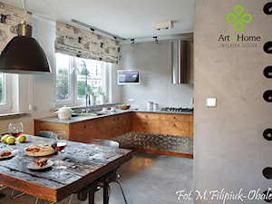 kuchnia drewno/beton - Średnia otwarta z salonem biała szara z zabudowaną lodówką z podblatowym zlewozmywakiem kuchnia w kształcie litery l z oknem, styl industrialny - zdjęcie od Art of Home
