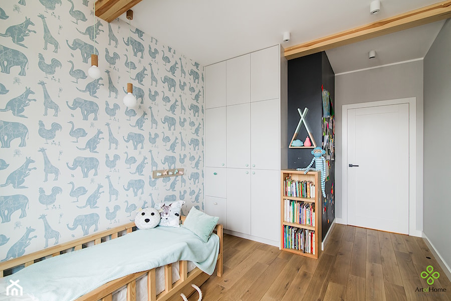 przytulne mieszkanie - Średni biały szary pokój dziecka dla dziecka dla chłopca, styl skandynawski - zdjęcie od Art of Home