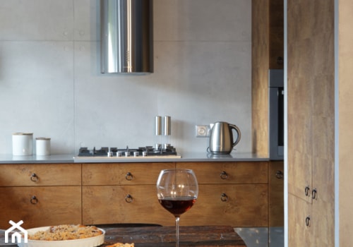 kuchnia drewno/beton - Mała zamknięta szara z zabudowaną lodówką kuchnia w kształcie litery l, styl industrialny - zdjęcie od Art of Home