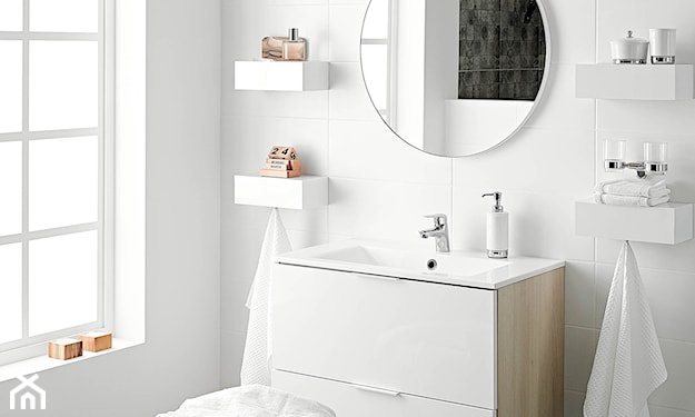 biała łazienka, okrągłe lustro łazienkowe bez ramy, biała szafka pod umywalką