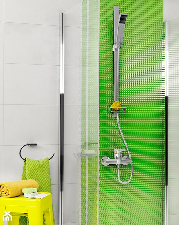 zielona mozaika, białe płytki, zestaw prysznicowy, żółty stołek
