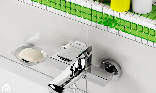 biało zielona mozaika w łazience i bateria wannowa o klasycznym wzornictwie
