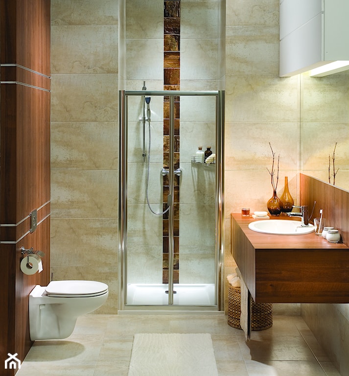 beżowe płytki w małej łazience, kabina prysznicowa walk-in, drewniany blat łazienkowy