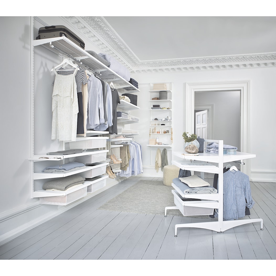 Wolnostojące kosze/Freestanding - Średnia otwarta garderoba przy sypialni - zdjęcie od Elfa - Homebook