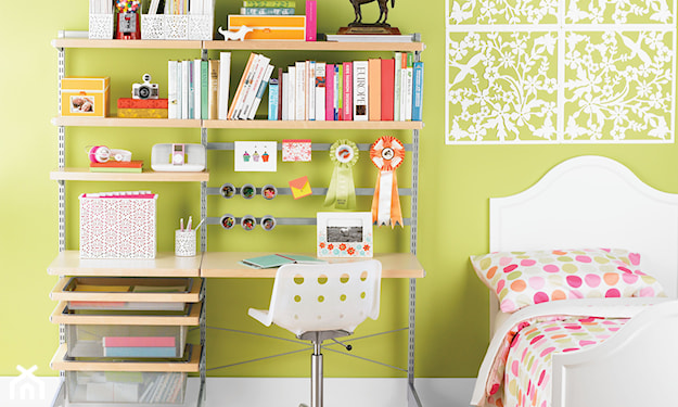zielone ściany, biurko z nadstawką, biały fotel, pościel w kropki, białe łożko
