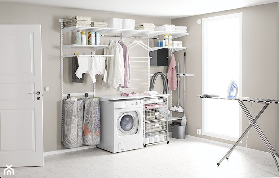 Przechowywanie w pomieszczeniach gospodarczych - Średnia z pralką / suszarką łazienka z oknem, styl minimalistyczny - zdjęcie od Elfa