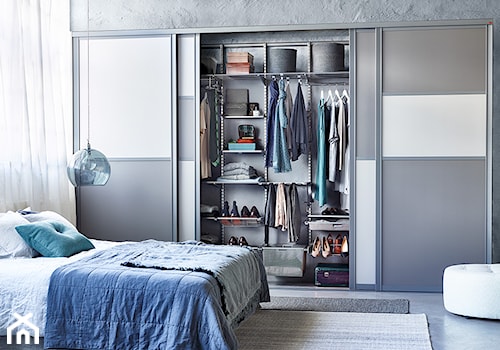 Garderoba - Średnia szara sypialnia, styl nowoczesny - zdjęcie od Elfa