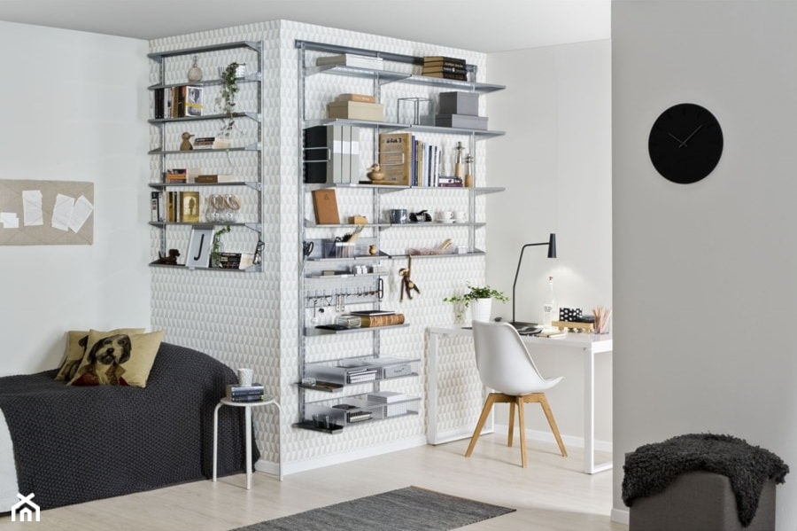 Sprytne przechowywanie - Średnie w osobnym pomieszczeniu z sofą białe szare biuro, styl skandynawski - zdjęcie od Elfa
