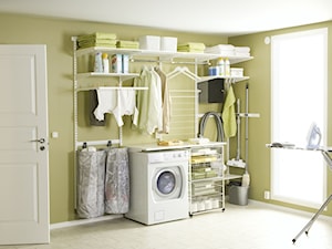 Przechowywanie w pomieszczeniach gospodarczych - Średnia z pralką / suszarką łazienka z oknem - zdjęcie od Elfa